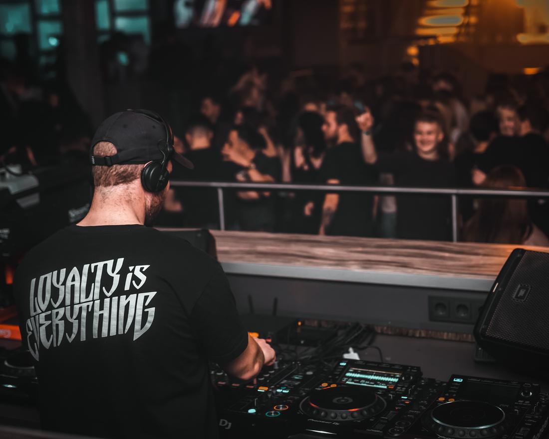 Steve Dosvor mit offenen Armen vor der Crowd