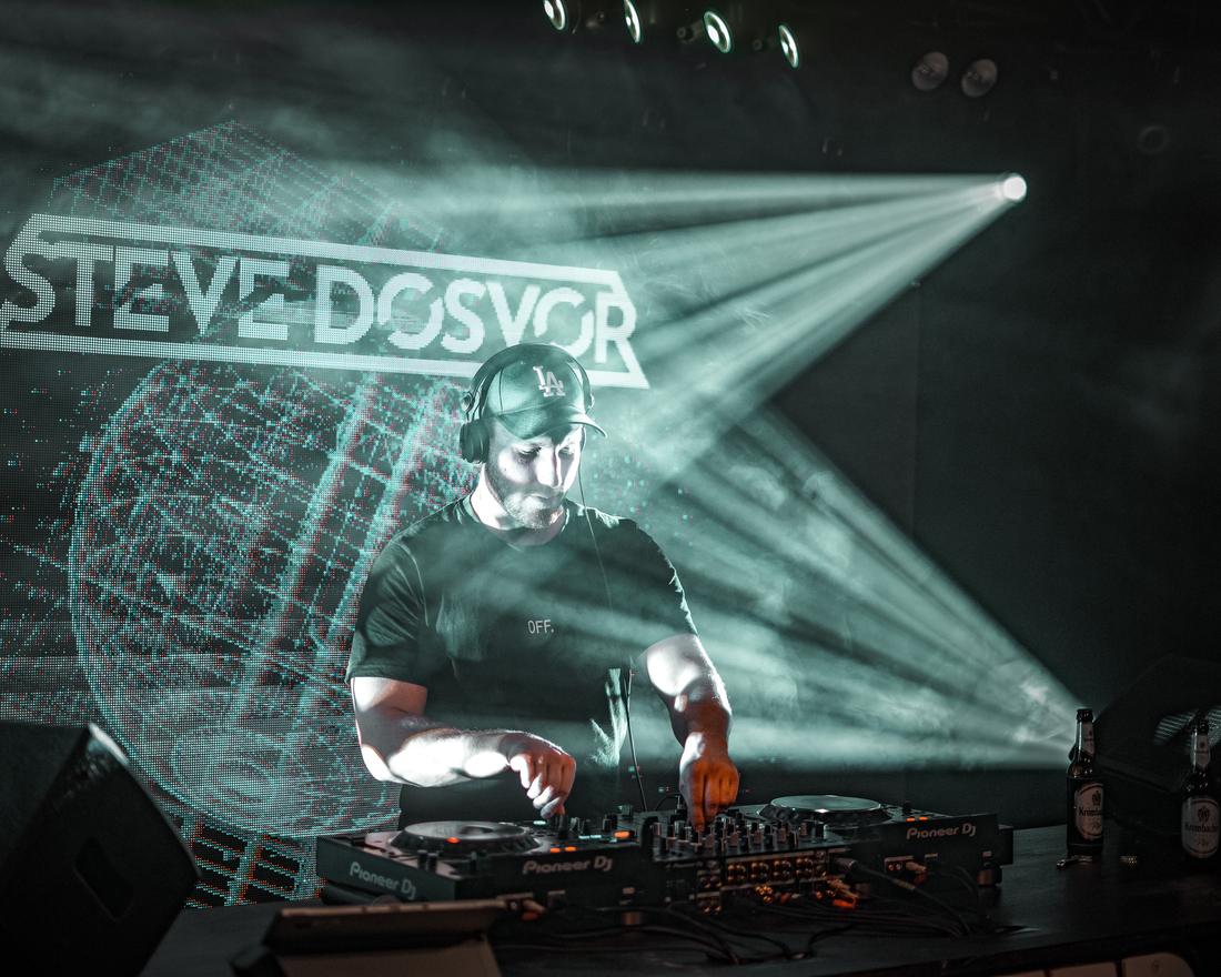 Club in orangem Licht mit voller Tanzfläche