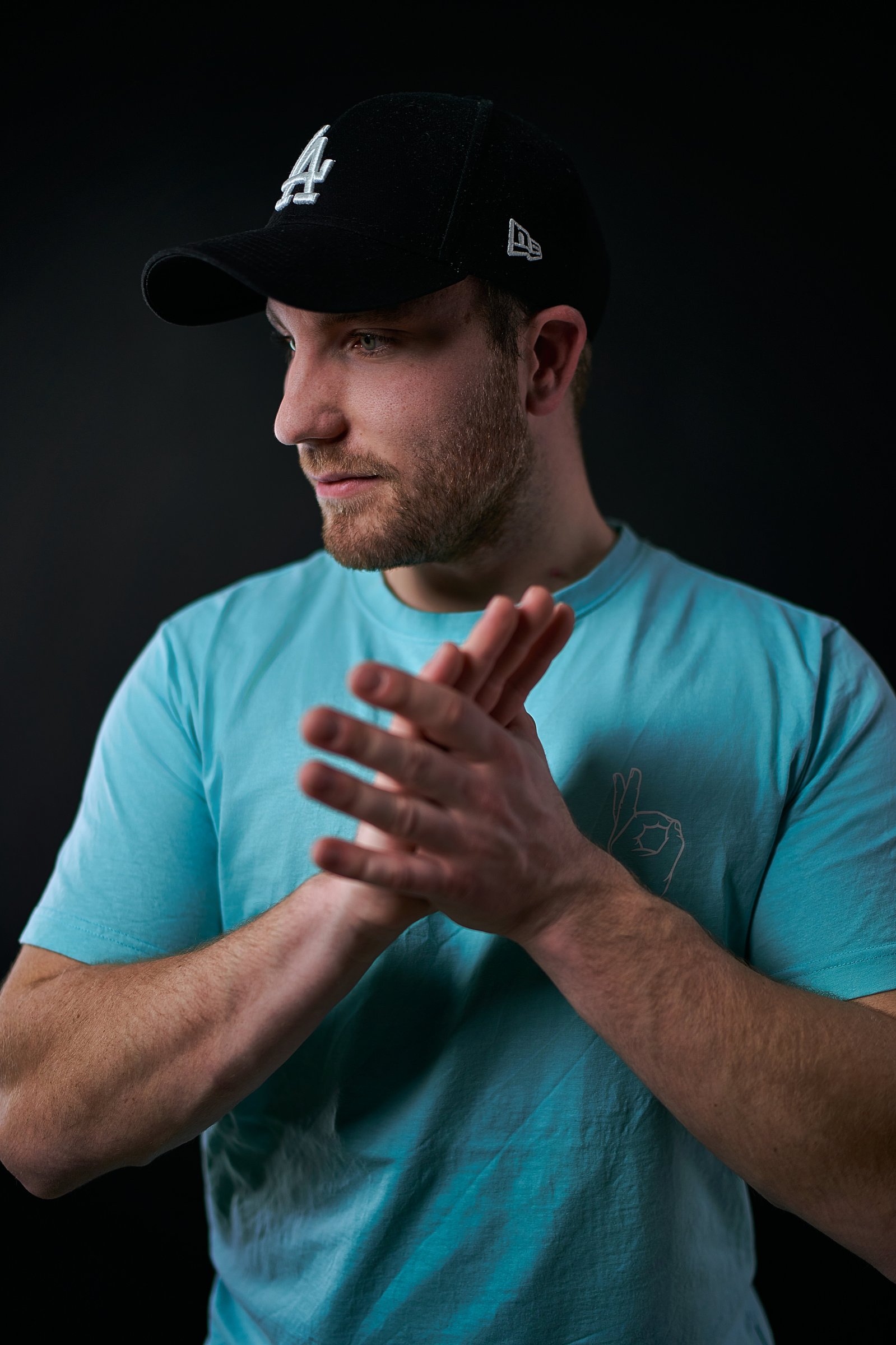 Steve Dosvor Portrait im Hoodie