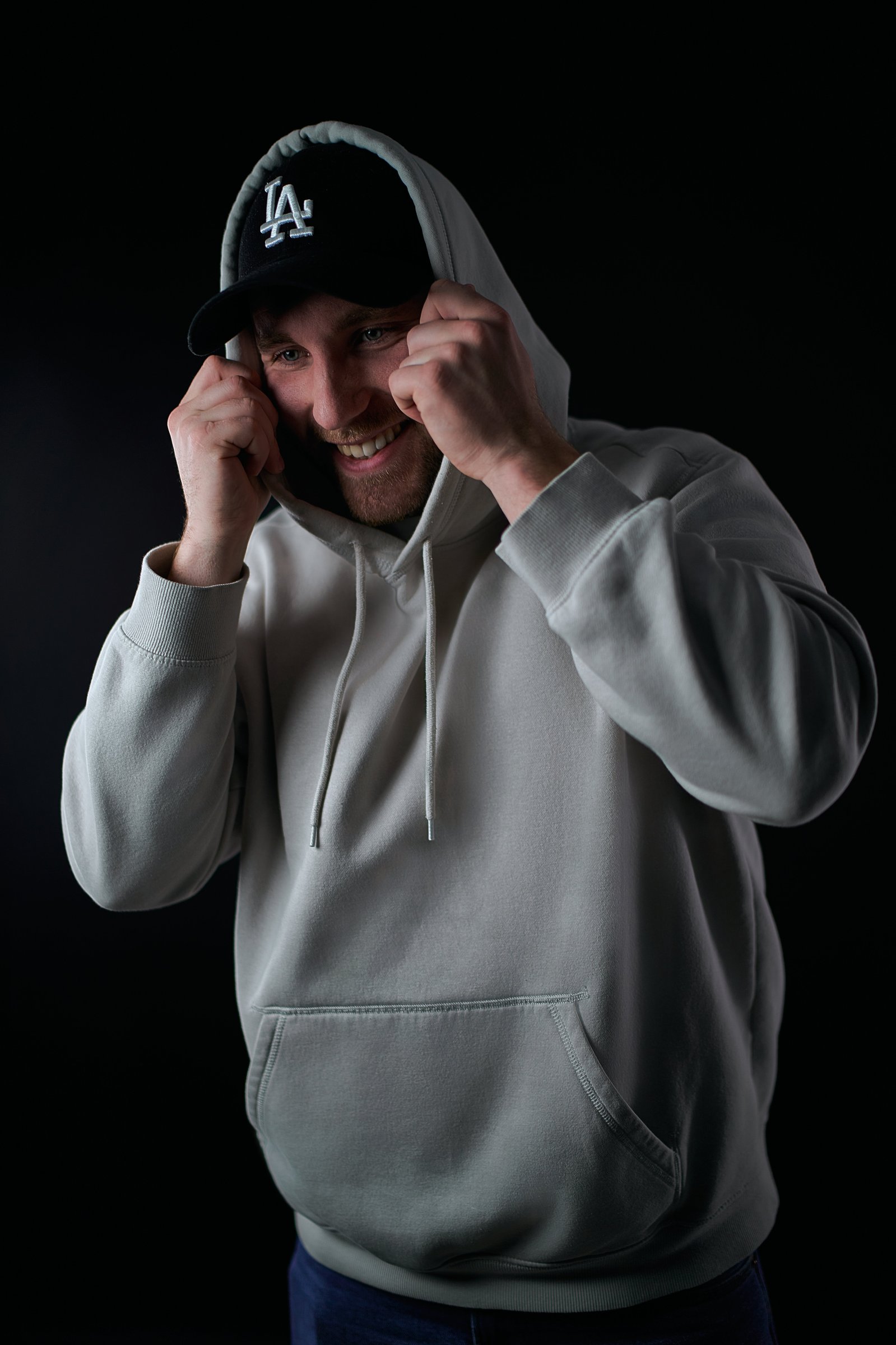 Steve Dosvor Portrait in rotem und blauem Licht